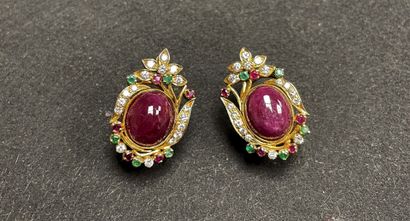 Paire de boucles d'oreille en or serties...