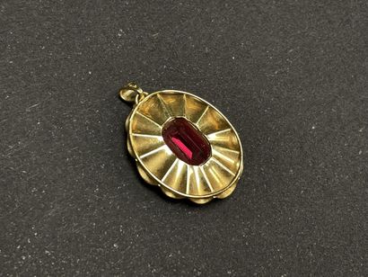 Pendentif or et pierre rouge.
Or 750°/00.
H:...