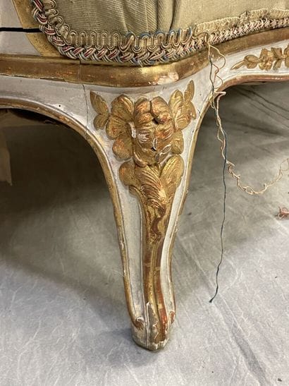 Sofa in wood carved with acanthus, lacquered...