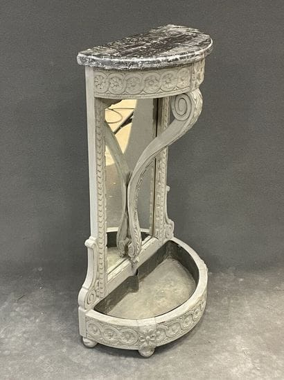 Console of vestibule forming planter in low...