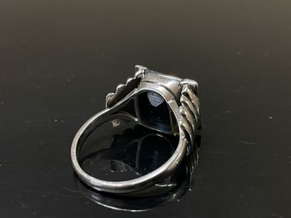 Bague en or gris sertie d'un saphir taille...