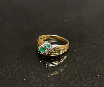 Bague en or sertie de trois émeraudes.
Or...