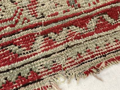 Grand tapis. 
400 x 300 cm. 
Usures. 