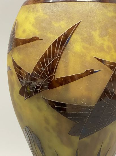Le Verre Français.
Vase pansu sur piedouche,...