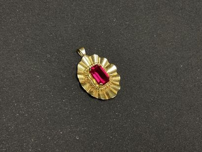 Pendentif or et pierre rouge.
Or 750°/00.
H:...