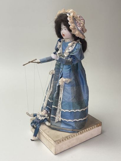 Automate musical figurant une fillette et...