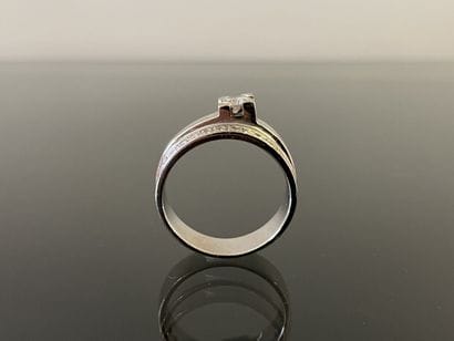 Modern ring in white gold with a line of...