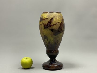 Le Verre Français.
Vase pansu sur piedouche,...
