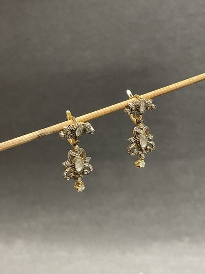 Paire de boucles d'oreilles en or et diamants...