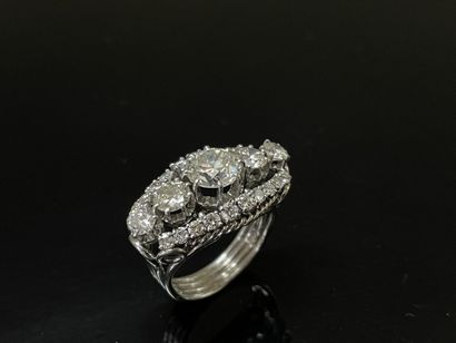 Importante bague en platine sertie de diamants.
Diamant...