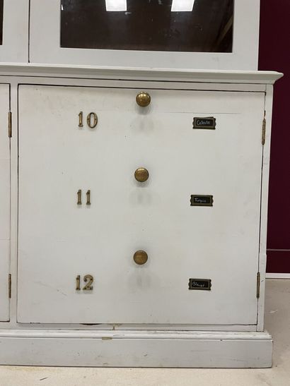 Meuble de métier, en deux parties, haut vitré,...