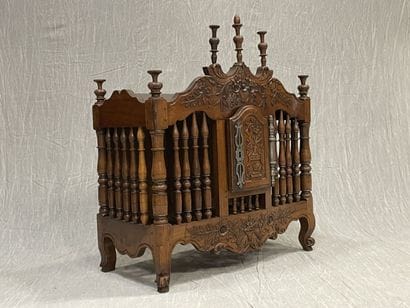 Provençal bread basket in carved wood and...
