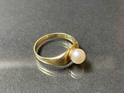 Ring in gold 750°/00 set with a pearl.
TDD:...