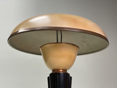 JUMO
Lampe en bakelite noire, bagues cuivrées...