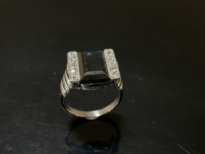 Bague en or gris sertie d'un saphir taille...