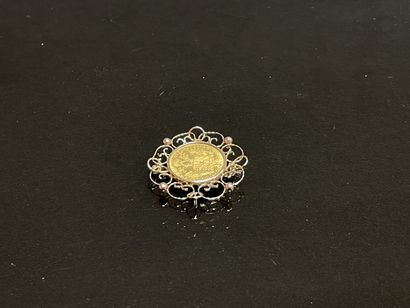 Broche en or sertie d'une pièce autrichienne.
Or...