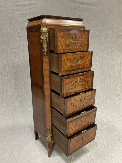 Semainier inlaid with flowers and cubes in...