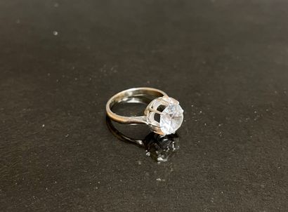 Solitaire en or gris et important zircon
Or...