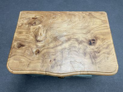 Commode de maitrise en bois sculpté et laqué...