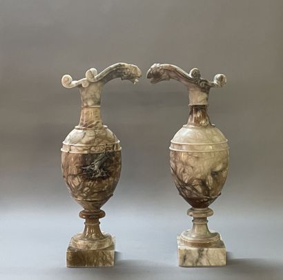 Paire d'aiguières en albâtre à l'antique....