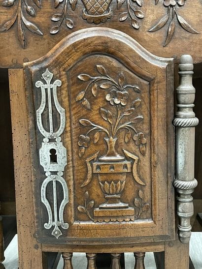 Provençal bread basket in carved wood and...