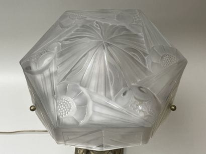 DEGUE 
Grande lampe en bronze et abat jour...