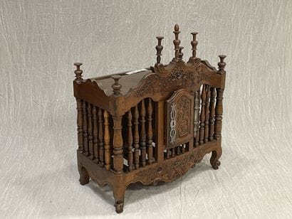 Provençal bread basket in carved wood and...