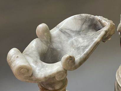 Paire d'aiguières en albâtre à l'antique....