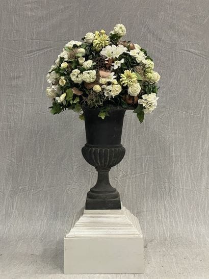Medici vase in cast iron on a lacquered wood...