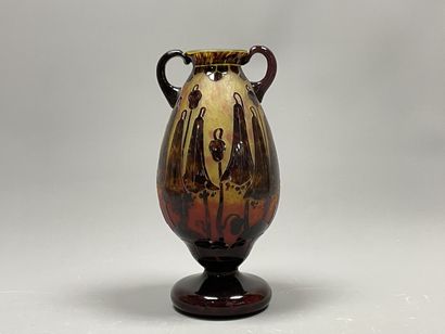 Le Verre Français
Vase sur piedouche à deux...
