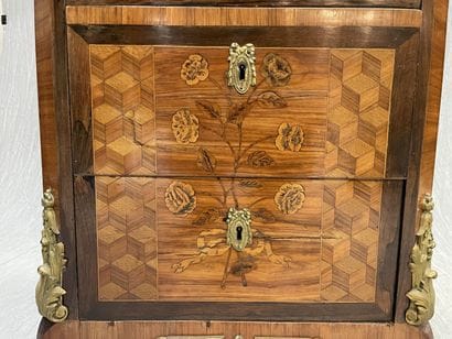 Semainier inlaid with flowers and cubes in...