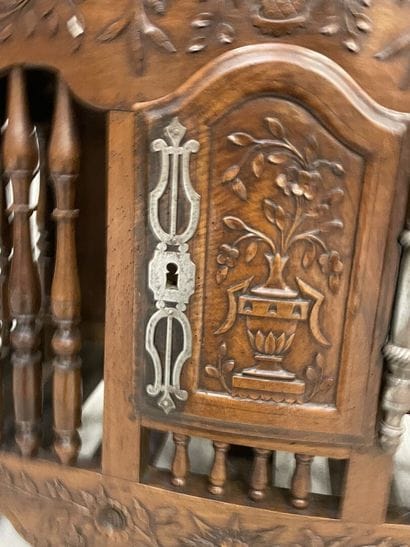 Provençal bread basket in carved wood and...