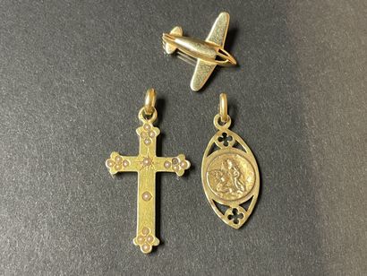 Three pendants in gold 750°/00., a plane,...