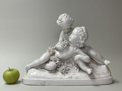 CAPODIMONTE 
Couple de putti
Groupe en porcelaine...