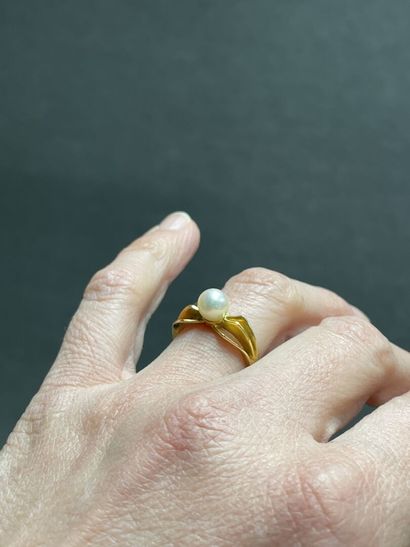 Bague en or sertie d'une perle.
Or 750°/00.
TDD:...