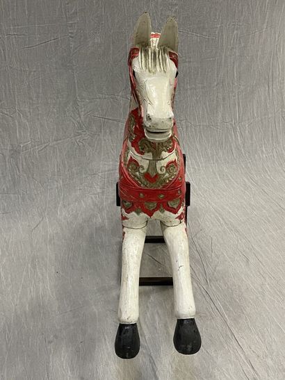 Cheval de manège en bois sculpté et laqué,...