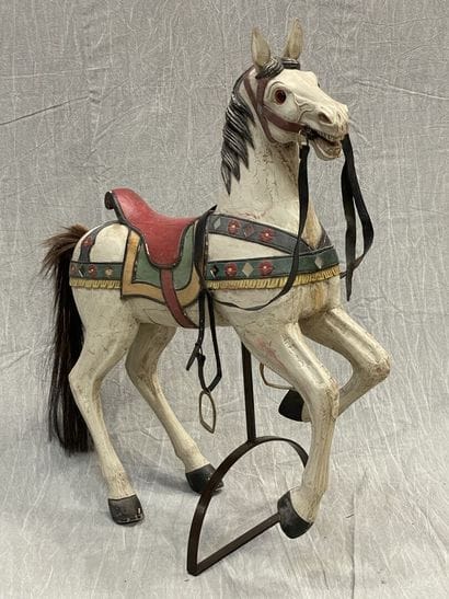 Cheval de manège en bois sculpté et laqué,...