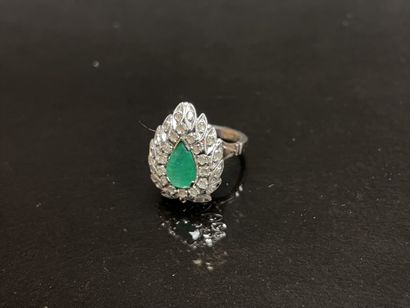 Bague en or sertie d'une émeraude taille...