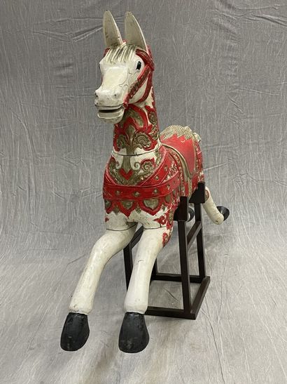 Cheval de manège en bois sculpté et laqué,...