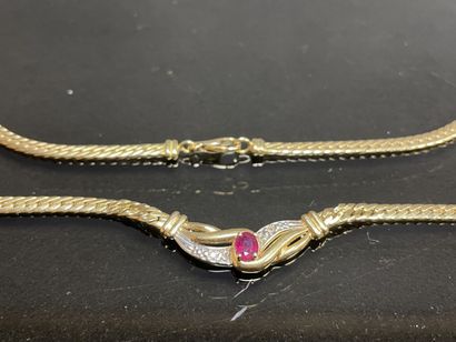Collier en or, serti au entre d'un rubis...