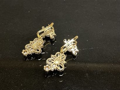 Paire de boucles d'oreilles en or et diamants...