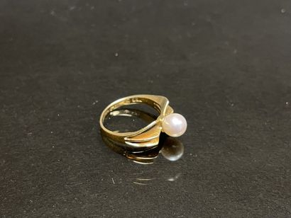 Bague en or sertie d'une perle.
Or 750°/00.
TDD:...