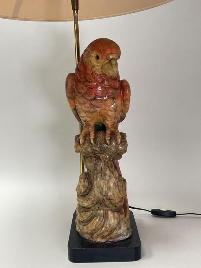 Lampe figurant un perroquet, en pierre dure...