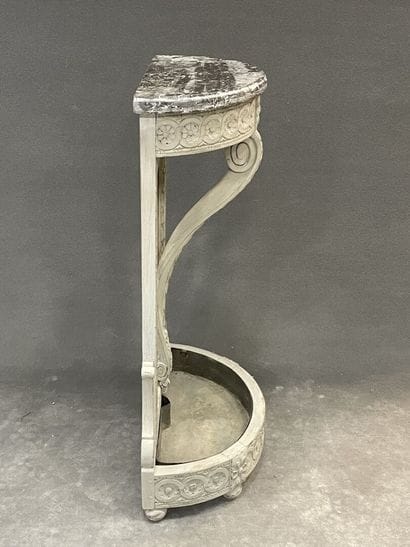 Console of vestibule forming planter in low...