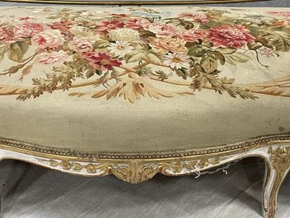 Sofa in wood carved with acanthus, lacquered...