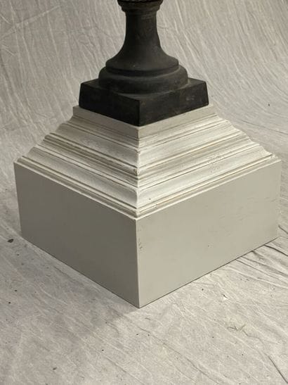 Medici vase in cast iron on a lacquered wood...