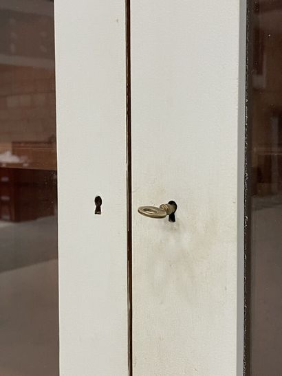 Meuble de métier, en deux parties, haut vitré,...