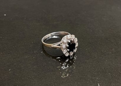 Bague marguerite en or gris , sertie d'une...