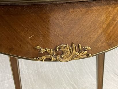 Pedestal table in frieze with four cambered...