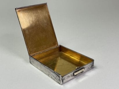 CARTIER Paris - 
Etui en argent 
Argent 925°/00
Signé...